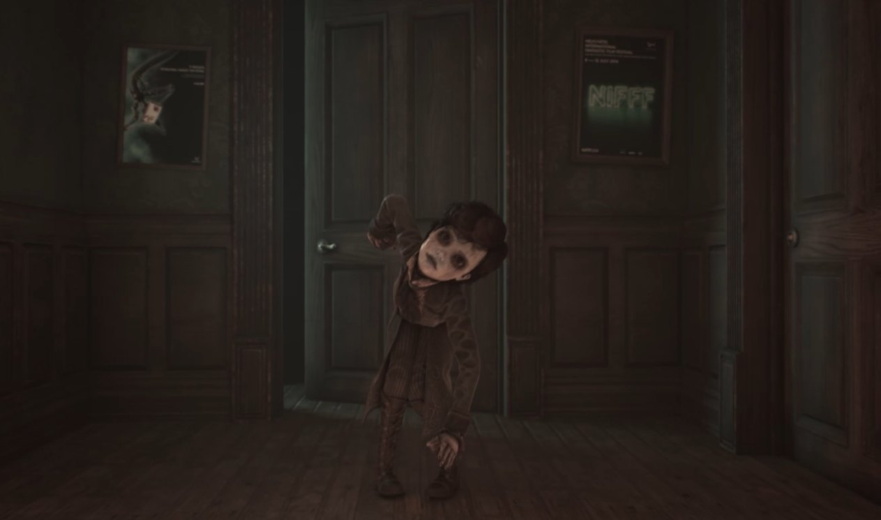 Un personnage danse dans un couloir sous une affiche du NIFFF, image de la carte postale vidéo